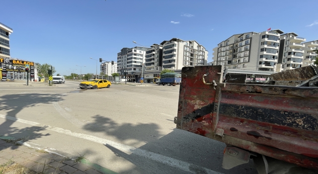 Bursa’da kamyonla çarpışan taksinin şoförü ve yolcu yaralandı