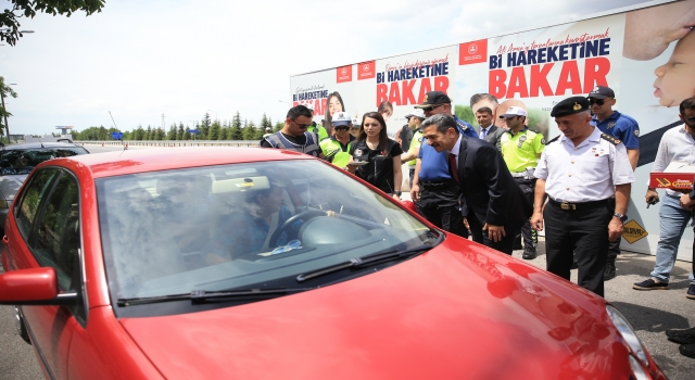 Kırklareli Valisi Birol Ekici, trafik denetiminde durdurulan sürücülerle bayramlaştı