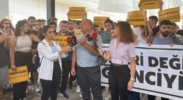 İstanbul’da bir grup öğrenci, okudukları özel üniversitede yapılan zamları protesto etti