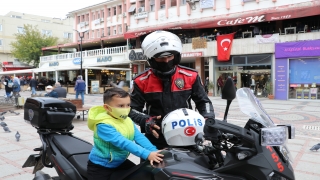 Maske denetimine gelen ”Yunuslar” çocukları da kırmadı