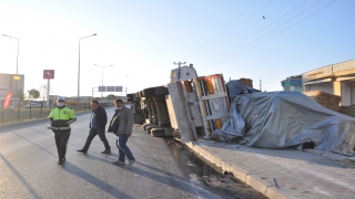 Çanakkale’de saman yüklü tır devrildi: 1 yaralı