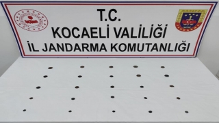 Kocaeli’de yol kontrolünde durdurulan araçta 25 sikke ele geçirildi