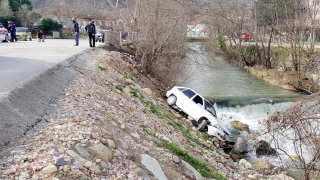 Bursa’da dereye uçan araçta bir kişi hafif yaralandı