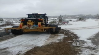 Balıkesir’de yolu kardan kapanan kırsal mahallede felç geçiren hasta ekiplerin yardımıyla hastaneye ulaştırıldı 