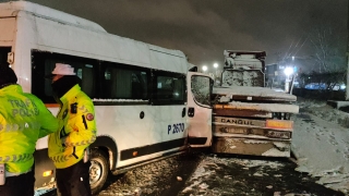 Kocaeli’de tıra çarpan minibüsün sürücüsü yaralandı