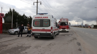 Yangını söndürmeye çalışırken dumandan etkilenen genç hastaneye kaldırıldı