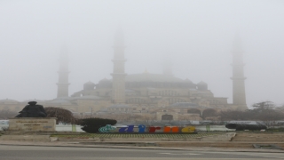 Selimiye Camisi’nin minareleri sis altında gözden kayboldu