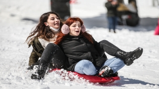 Uludağ’da tatilciler güneşli havada pistleri doldurdu