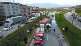 Bursa’da devrilen tırın dorsesinin altında kalarak alev alan otomobilin sürücüsü öldü