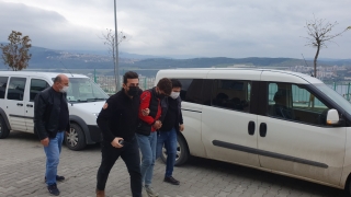 Gemlik’te araçların camını kırarak hırsızlık yaptığı iddia edilen şüpheli gözaltına alındı