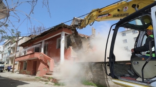 Kırklareli’nde ”Çevre Seferberliği Projesi” kapsamında metruk binalar yıkılıyor