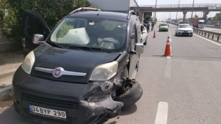 Kocaeli’de kamyonetle çarpışan hafif ticari aracın sürücüsü yaralandı