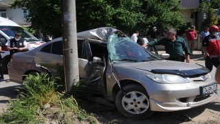 Sakarya’da elektrik direğine çarpan otomobildeki iki kişi yaralandı