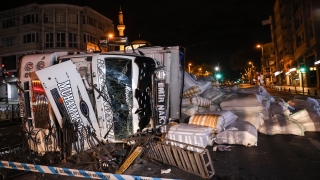 İstanbul’da virajı alamayan kamyon tramvay yoluna devrildi, 1 kişi yaralandı