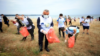 Kırklareli Valisi Bilgin, çevre temizliğine dikkati çekebilmek için öğrencilerle sahilde çöp topladı