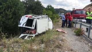 Balıkesir’de şarampole devrilen ticari aracın sürücüsü yaralandı