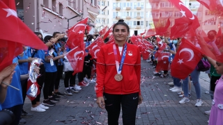 Tokyo 2020’de bronz madalya kazanan milli tekvandocu Hatice Kübra İlgün, Bursa’da coşkuyla karşılandı