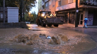 Bursa’da etkili olan sağanak nedeniyle bazı ev ve iş yerlerini su bastı