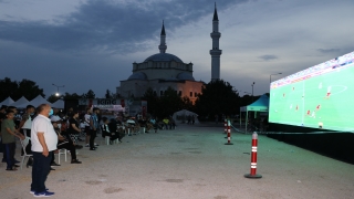 Kapıkule’de sıra bekleyen gurbetçiler, Türk takımlarının Avrupa kupalarındaki maçlarını dev ekrandan izledi