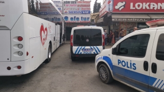 Kocaeli’de perona yanaşan yolcu otobüsüyle ekip aracı arasında sıkışan polis memuru yaralandı