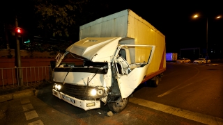 İstanbul’da ambulansla çarpışan kamyonetin sürücüsü yaralandı