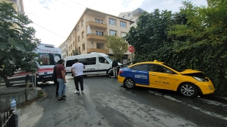 Kocaeli’de servis minibüsü ile çarpışan taksinin sürücüsü yaralandı