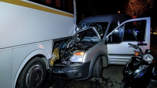 Bursa’da hafif ticari aracın park halindeki otobüse çarpması sonucu 3 kişi yaralandı 