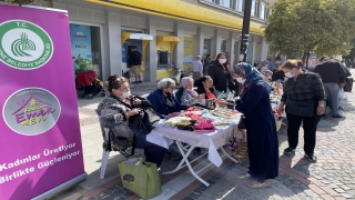 Edirne’de üretim mekanı kapanan kadınlar, işlerini caddeye taşıdı 