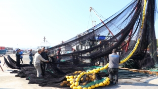 Karadenizli balıkçılar Marmara’da ”lüfer” peşinde