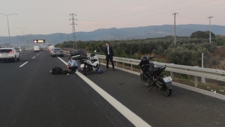 Bursa’da otoyol kenarındaki otomobile çarpan motosikletteki 2 kişi yaralandı