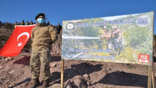 Kocaeli’de polisler yangından zarar gören ağaçlık alanda fidan dikti