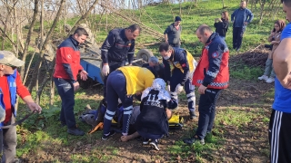 Devrilen traktörün altında kalan sürücü, görme engelli babası sayesinde kurtarıldı