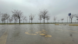 Kocaeli’de denizin taşması sonucu sahil otoparkı su altında kaldı