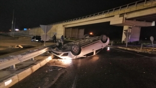 Keşan’da refüje çarpan otomobildeki 2 kişi yaralandı