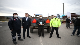 Balıkesir’de traktör kazalarını önlemek amacıyla sürücülere reflektör dağıtıldı