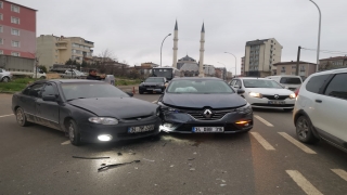 Kocaeli’de otomobillerin çarpıştığı kazada bir sürücü yaralandı