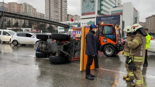 Kadıköy’de kar küreme ve yol tuzlama aracı yan yattı