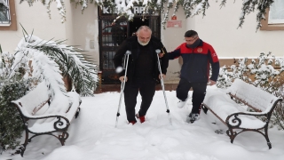 Yalova’da mahsur kalan hastanın imdadına belediye ekipleri yetişti