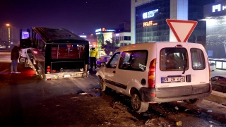 Küçükçekmece’de hafif ticari araç, yol kenarında bekleyen minibüse çarptı