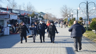 Sakarya’da güneşli havayı fırsat bilen turistler sahilleri doldurdu