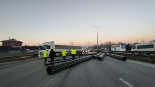 Kocaeli’de tırdan düşen borular ulaşımı aksattı