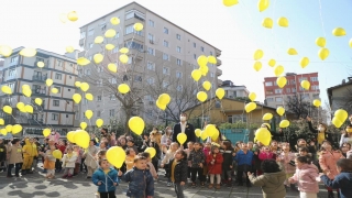 İstanbul’da çocukluk çağı kanserlerine dikkati çekmek için sarı balonlar uçuruldu