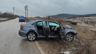 Bursa’da direğe çarpan otomobildeki 2 kişi yaralandı