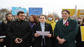 Tekirdağ’da polis ve jandarma ekipleri, kadınlara karanfil armağan etti