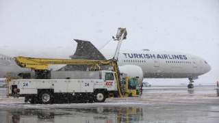 İstanbul ve Sabiha Gökçen havalimanlarında 127 THY uçağına buzlanmayı önleyici işlem yapıldı