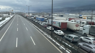 Anadolu Otoyolu’nda trafik kazaları ve araç arızaları ulaşımı aksattı