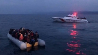 Çanakkale açıklarındaki lastik botlarda 92 düzensiz göçmen yakalandı