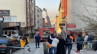 Esenyurt’ta bir binanın çatısında çıkan yangın söndürüldü