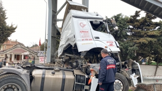 Tekirdağ’da üst geçidin beton ayağına çarpan tırın sürücüsü öldü