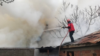 Sakarya’da tek katlı ev yangında kullanılamaz hale geldi